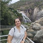 Profesora de inglés da clase a alumnos de todas las edades